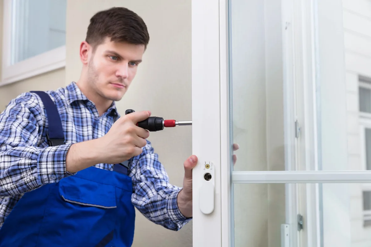 Vitrier professionnel au travail — Vitrier Boulogne-Billancourt Pas Cher, Boulogne-Billancourt